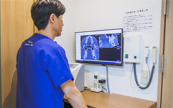 レントゲン撮影機を用いて精密検査を行っている様子